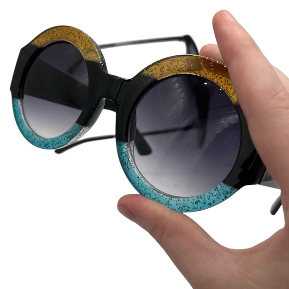 Bundle of Sunglasses - Picture 4 of 11